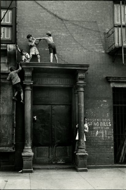 Helen Levitt <br> New York City, c.1942
