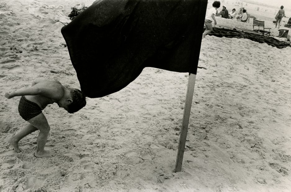 Garry Winogrand <br> Ethan at the Beach, 1952