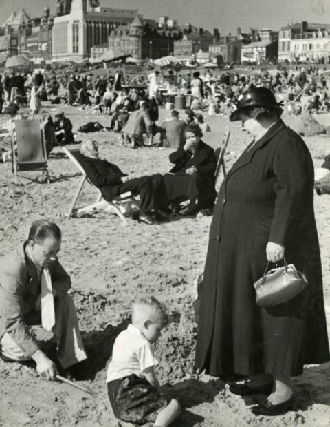 Felix Man<br>Blackpool Beach, 1947