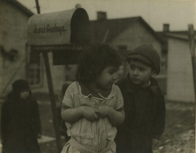 Lou Stoumen <br> The Children of Goshya, Hellertown, PA, 1937