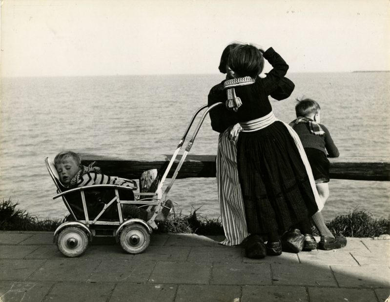 Louis Stettner <br> Children Dream World, Vollendam, Holland, c.1950